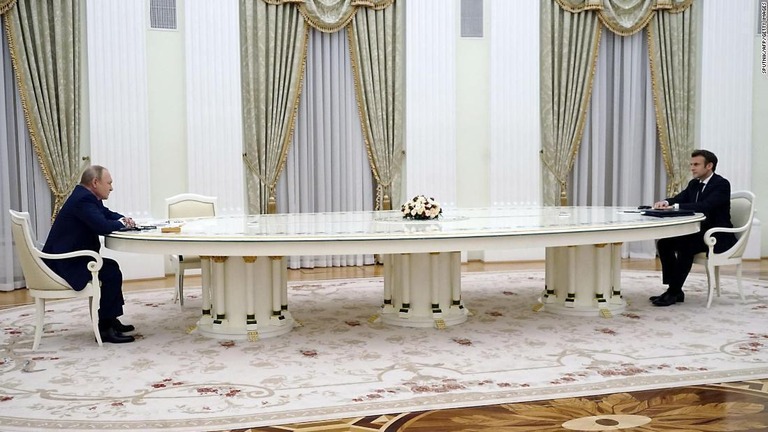 今月７日、長い机を挟んで会談したマクロン仏大統領（右）とロシアのプーチン大統領/SPUTNIK/AFP/Getty Images